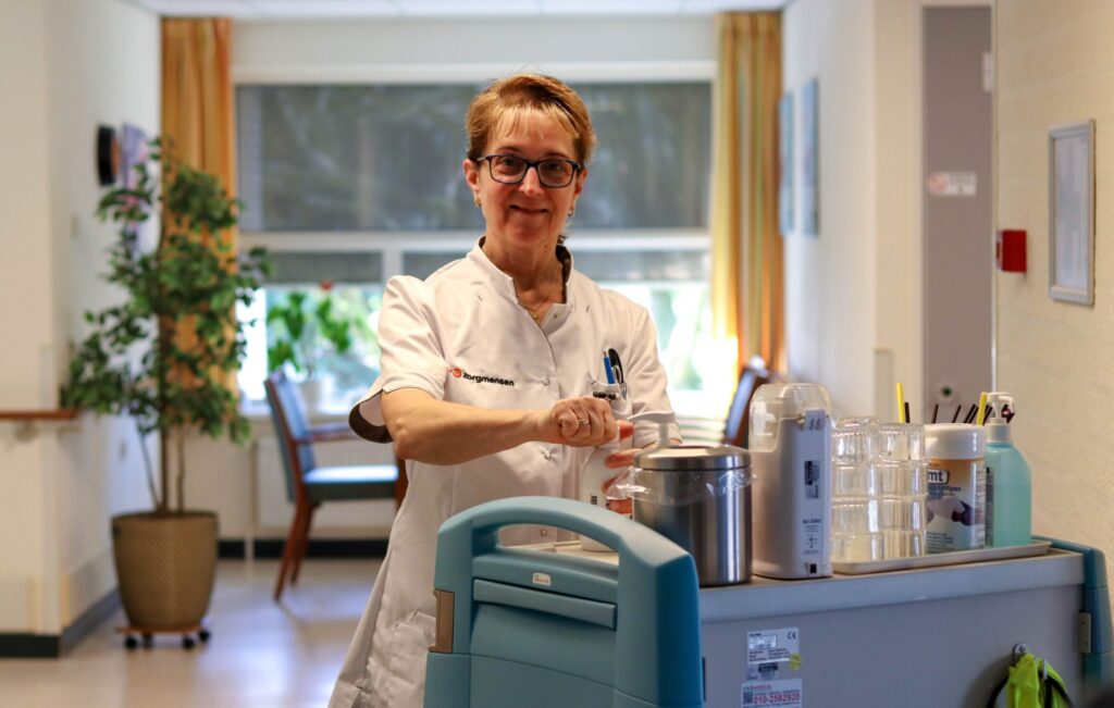 Zorgmensen werkt in de zorg met het hart