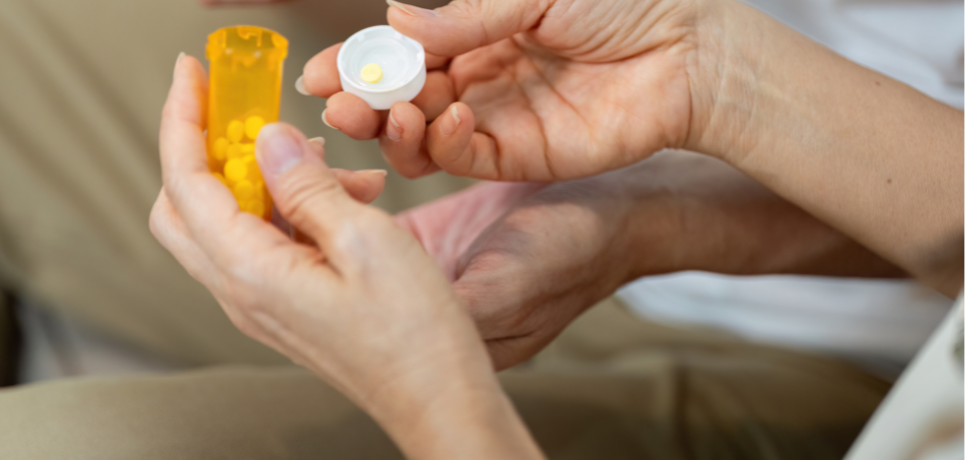 Medicatie toedienen in de zorg: regels, bevoegdheid en veiligheid uitgelegd